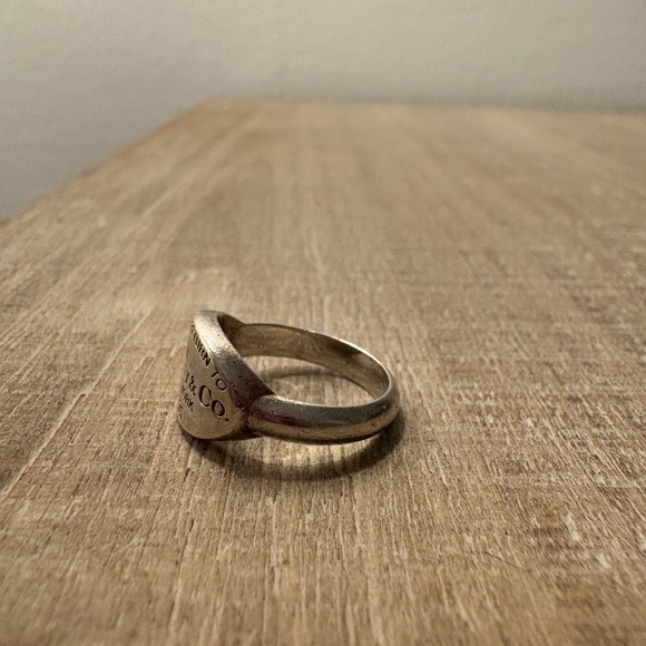 Tiffany & Co. Return to Tiffany Oval Signet Ring in Silver - Picture 3 of 9